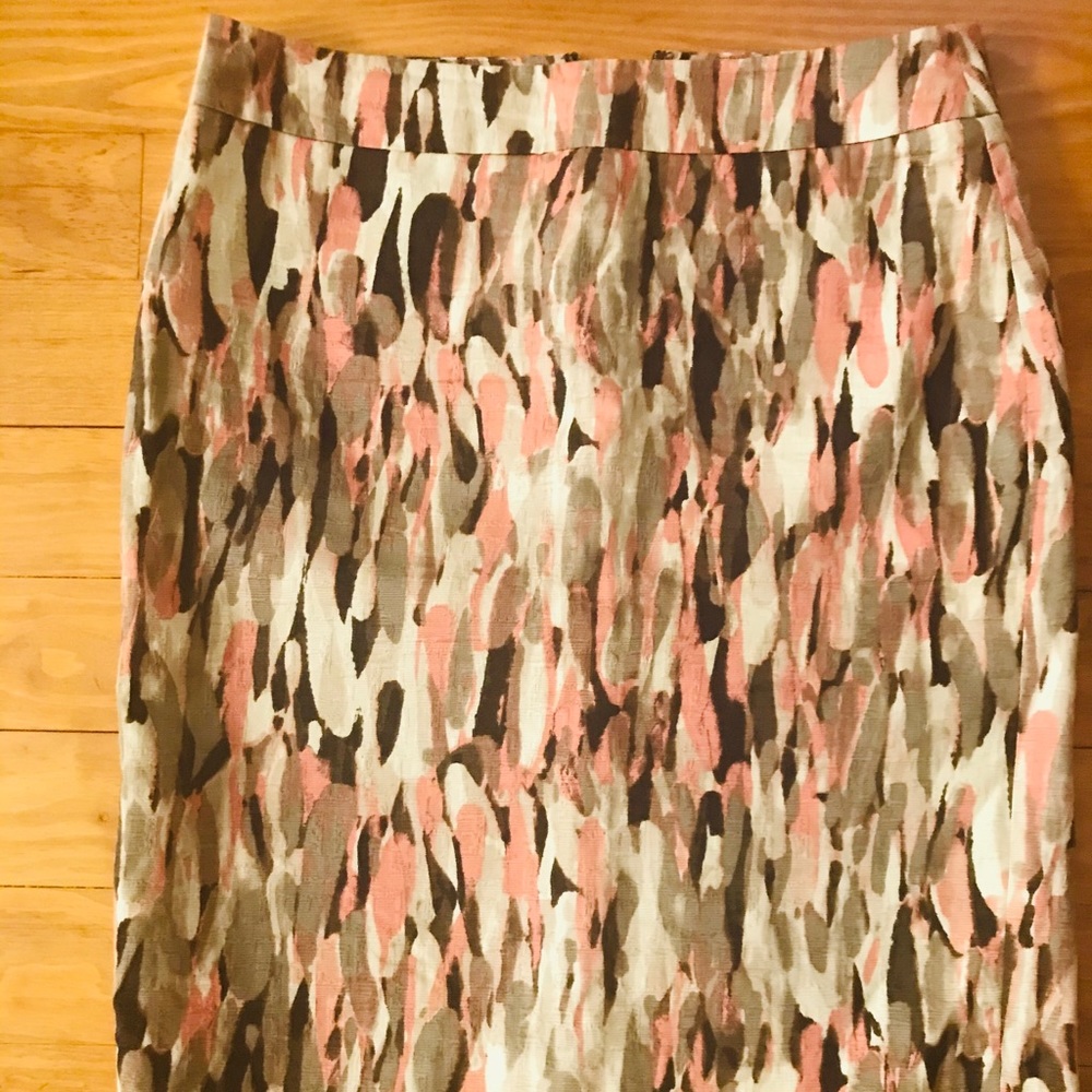 Stylish Trendy Ann Taylor skirt. Zipper is stuck,